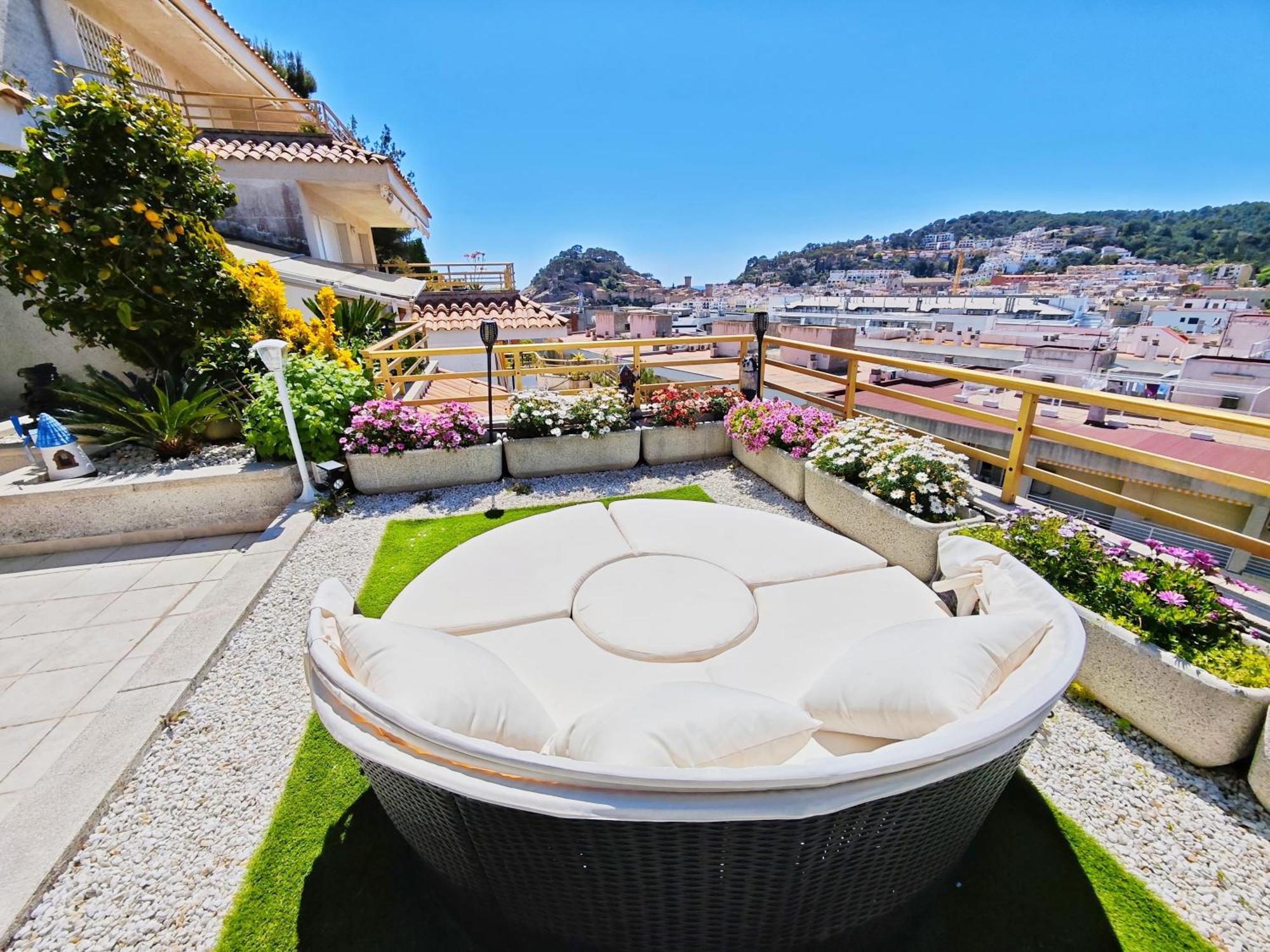 Apartment Luna With Jacuzzi, 5mins Walking To The Beach, Sea And Castle View Big Terrace Tossa de Mar