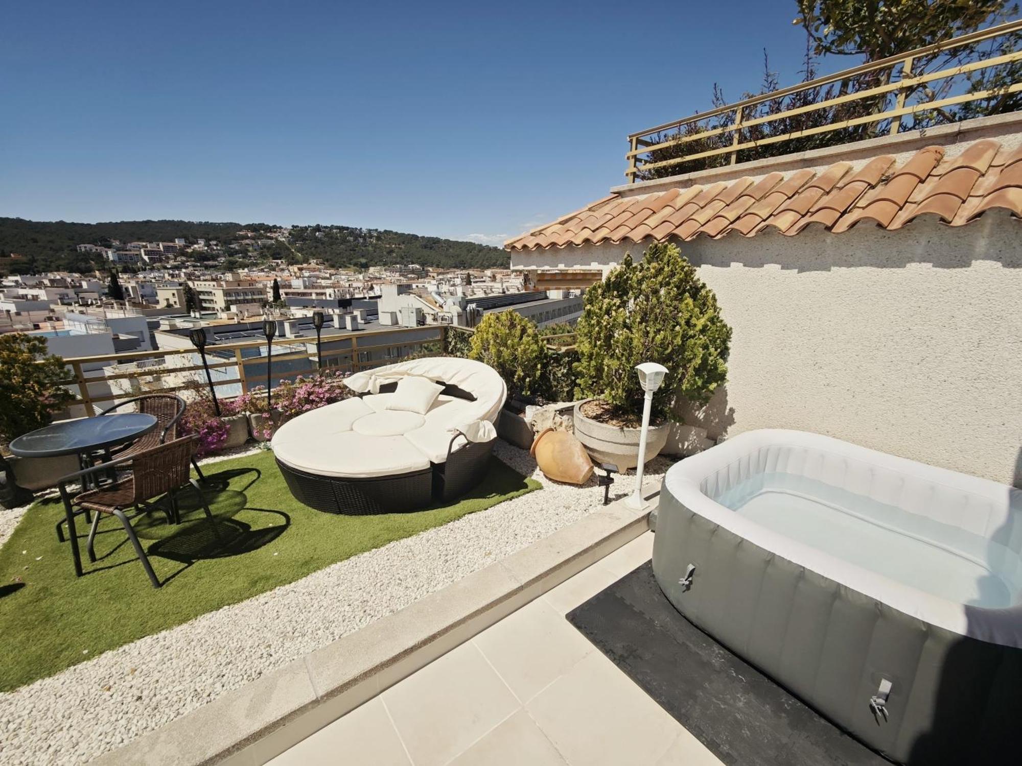 Luna With Jacuzzi, 5mins Walking To The Beach, Sea And Castle View Big Terrace Apartament Tossa de Mar