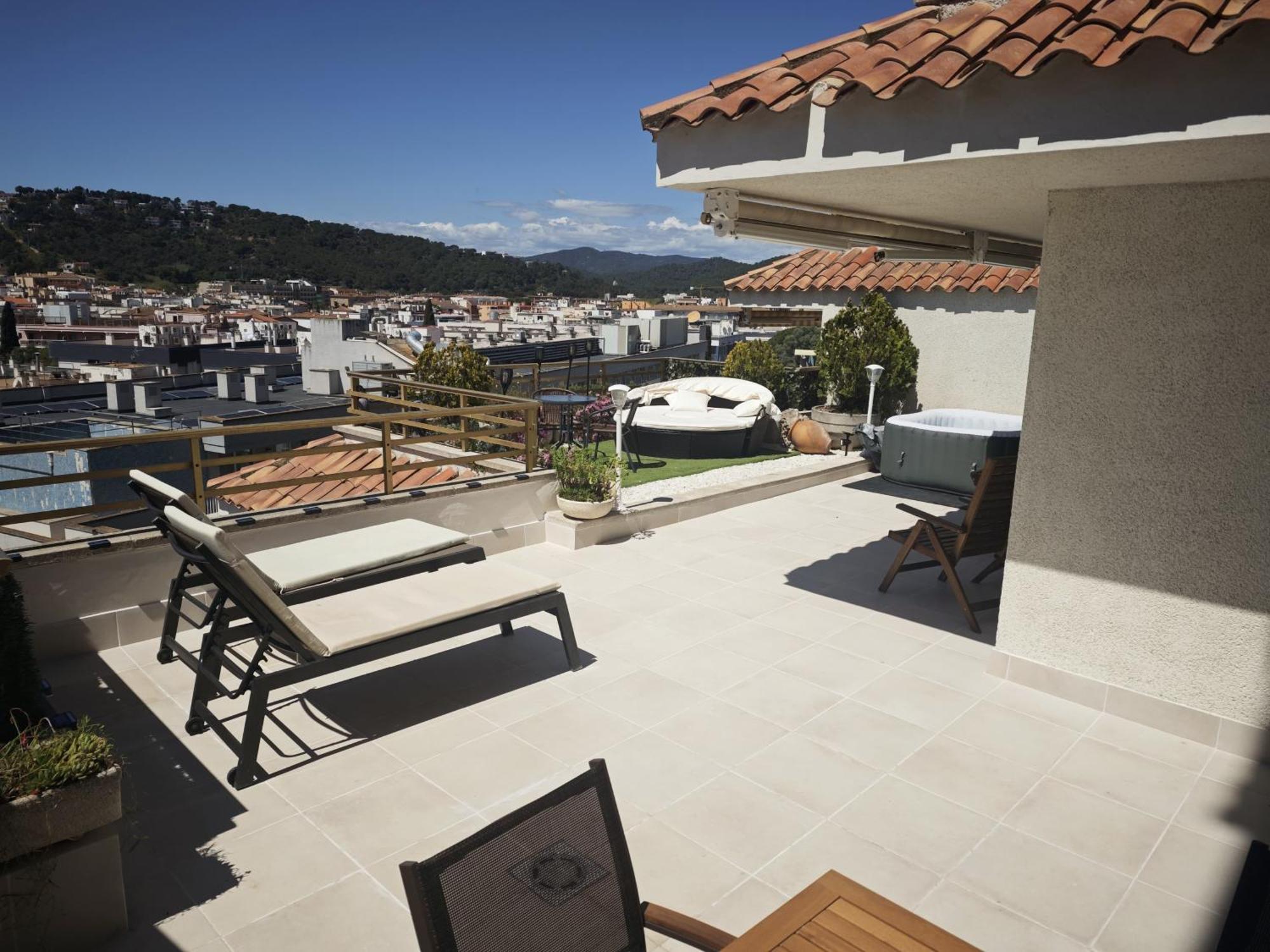 Luna With Jacuzzi, 5mins Walking To The Beach, Sea And Castle View Big Terrace Apartament Tossa de Mar